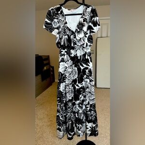 Tahari Monochrome Patterned Apparel